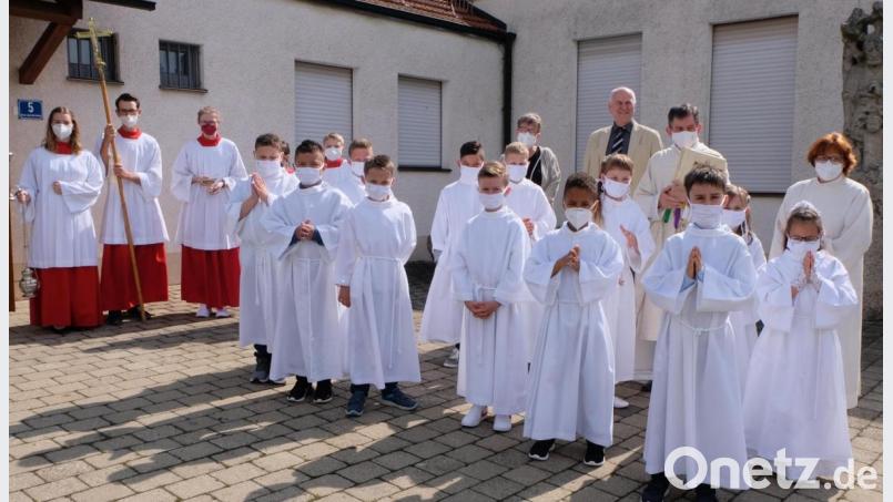 Lang ersehnt war von den 12 Mädchen und Buben der Tag der heiligen Erstkommunion. Am Sonntag traten sie in der festlich geschmückten Pfarrkirche St. Johannes der Täufer erstmals zum Tisch des Herrn. Bild: le