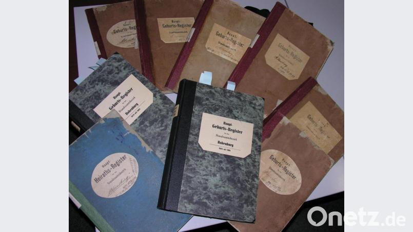 Der Markt Hohenburg überträgt die Führung seines Standesamtes mit Wirkung zum 1. Januar 2022 an die Gemeinde Kümmersbruck.. Hier ein Bild der Hohenburger Standesamtsbücher, die künftig im Kümmersbrucker Rathaus aufbewahrt werden. Bild: bö