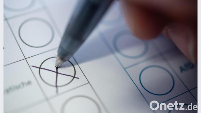 Immer weniger machen das Kreuzchen in den Wahllokalen, deshalb wird im Gemeindegebiet Tirschenreuth eine Neueinteilung vorgenommen. Fünf Wahllokale werden wegfallen, aber die Briefwahlvorstände werden auf 10 aufgestockt. Symbolbild: Sebastian Gollnow/dpa