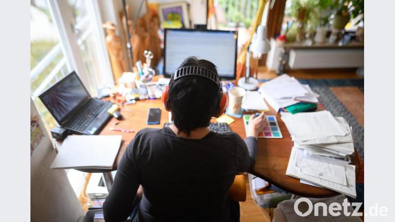 Eine Frau im Home-Office. Viele Betriebe in Amberg planen, ihren Mitarbeitern auch künftig flexiblere Arbeitsmodelle zu ermöglichen. Symbolbild: Sebastian Gollnow/dpa