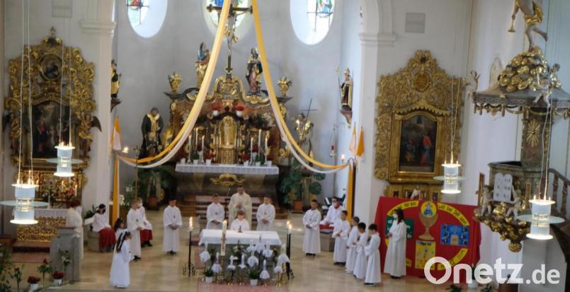 Lang ersehnt war von den 12 Mädchen und Buben der Tag der heiligen Erstkommunion. Am Sonntag traten sie in der festlich geschmückten Pfarrkirche St. Johannes der Täufer erstmals zum Tisch des Herrn. Bild: le