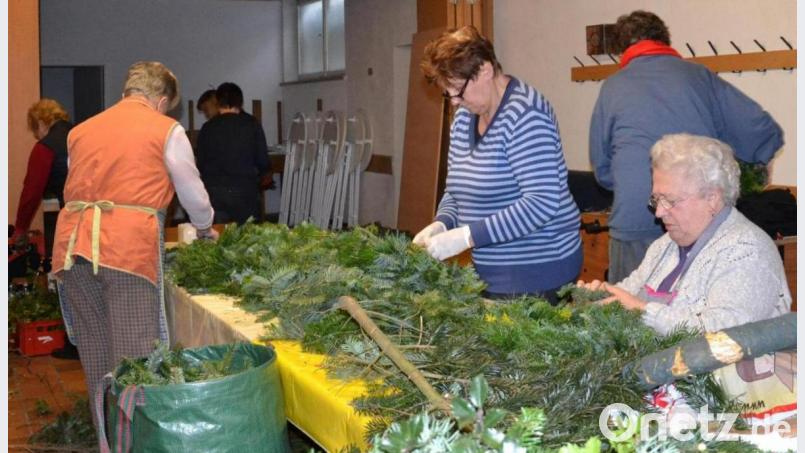 So kannte man Hilde Schnupfhagn (vorne, rechts) mitten drin beim Arbeiten, ob beim Flechten von Kränzen, des Osterbrunnens, Ostereier malen, Basteln und auch bei Handarbeiten war sie gefragt. Archivbild: gi