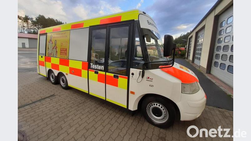Die beiden Türen des Kleinbusses dienen als separate Zugänge für das Anmelden und das Testen. Bild: Roland Löb/exb