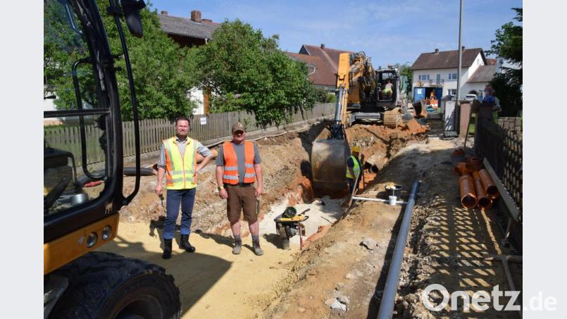 Mehrmals in der Woche ist Bürgermeister Florian Junkes (links) auf der Baustelle in Allertshofen und schaut, ob alles passt. Sowohl das Gespräch mit Christian Ludwig (rechts), dem Polier der Firma Englhard, als auch der Dialog mit den Anwohnern ist ihm wichtig. Bild: bö
