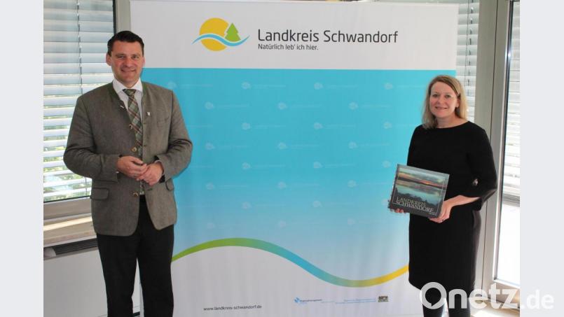 Silke Grimm (rechts) stellte sich als neue Leiterin der Arbeitsagentur bei Landrat Thomas Ebeling vor. Bild: Hans Prechtl/exb