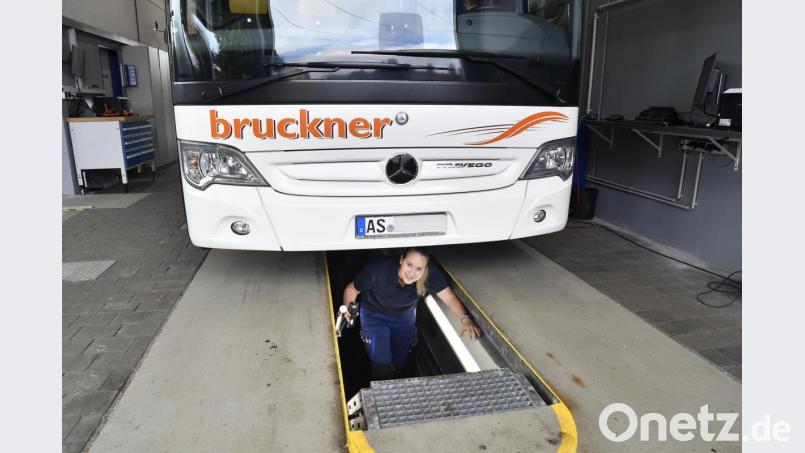 Rebecca Görhing weiß, wie Busse von unten aussehen. Ein beklemmendes Gefühl habe sie in der sogenannten Grube nicht, sagt sie, aber: „Etwas gelenkig sollte man schon sein.“ Bild: Petra Hartl