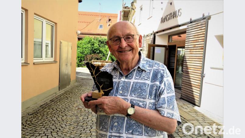 Mit viel Freude präsentiert Künstler Hans-Georg Schulze den Kunstpreis. Er ist der erste Preisträger der im vergangenen Jahr erstmals ausgelobten Auszeichnung. Bild: ubb