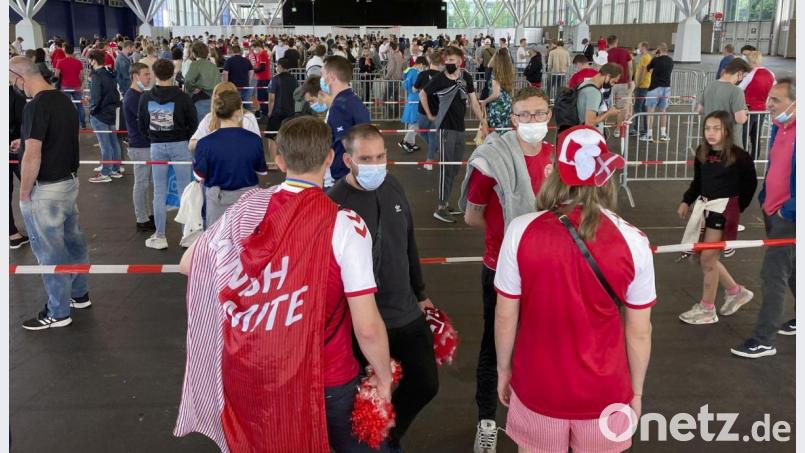 Dänische und walisische Fans mussten sich vor Spielbeginn in Amsterdam für einen Corona-Test in eine sehr, sehr lange Schlange stellen. Bild: agentur_dpa