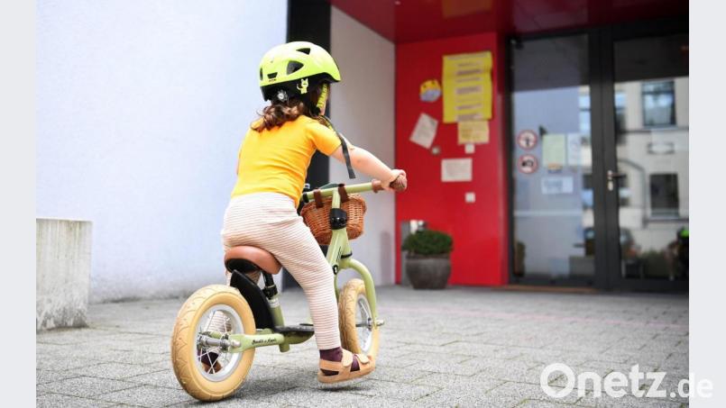 Schon Kleinkinder zeigen mit ihren Laufrädern eine respektable Mobilität: Jetzt ist in Amberg ein zweijähriger Bub seinen Eltern mit dem Laufrad "davongebraust". Symbolbild: Julian Stratenschulte/dpa