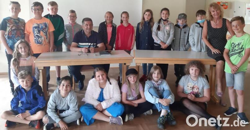 Neu- und wissbegierig waren die Buben und Mädchen der vierten Klasse bei ihrem Besuch bei Bürgermeister Franz Tauber. Bild: gis