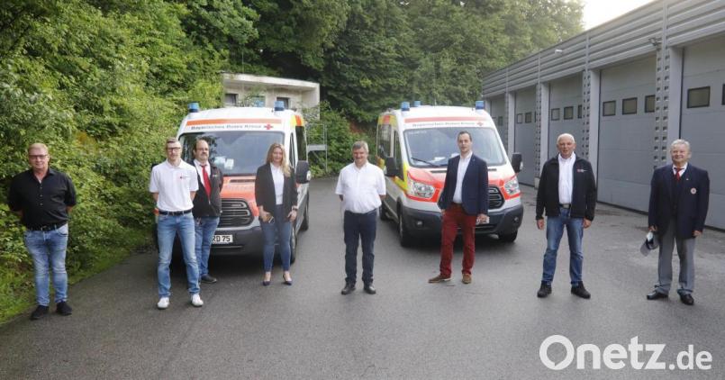 Abschiedsstimmung beim BRK (von links): Dieter Hauenstein (Landesbereitschaftsleiter), Florian Kaufmann (stellvertretender Leiter Rettungswache Sulzbach-Rosenberg), Markus Popp (Leiter Rettungsdienst), Joanna Sladki (Leiterin Rettungswache Sulzbach-Rosenberg), Bernd Voggenreiter (Leiter Rettungswache Sulzbach-Rosenberg und künftiger Ruheständler), Sebastian Schaller (Kreisgeschäftsführer), Erwin Gräml (Leiter Rettungsdienst) und Gerd Geismann (Kreisvorsitzender BRK Amberg-Sulzbach). Bild: mfh