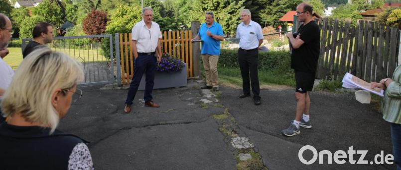 Mit den Anwohnern und interessierten Bürgern wurde über die künftige Entwicklung des Bereichs Badgaßgärten diskutiert. Auf dem Bild (von links) Architekt Klaus Stiefler, Bauamtsleiter Dieter Döppl und Bürgermeister Johannes Reger Bild: njn