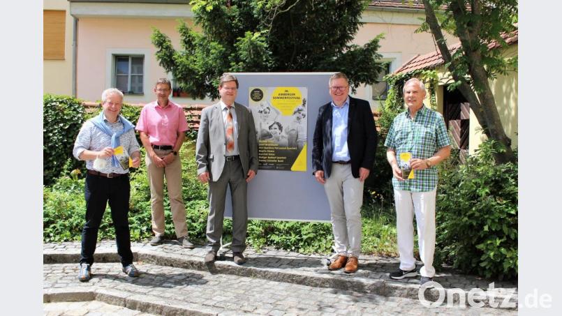 Endlich wieder Kultur pur: Kulturreferent Fabian Kern, Kulturamtsleiter Reiner Volkert, Stadtbau-Geschäftsführer Maximilian Hahn, Oberbürgermeister Michael Cerny und Stadttheater-Freunde-Vorsitzender Norbert Fischer freuen sich auf laue Sommernächte im romantischen Innenhof der Stadtbibliothek während des 26. Amberger Sommerfestivals. Bild: Dagmar Williamson