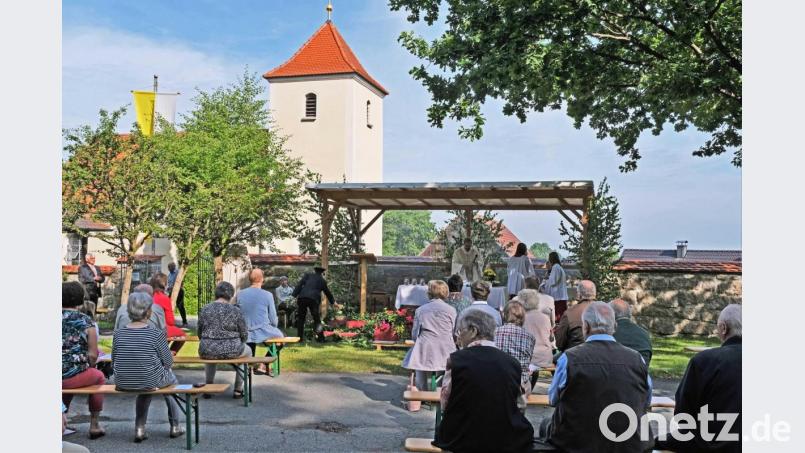 Pfarrer Markus Ertl zelebrierte den feierlichen Festgottesdienst zum Patrozinium für die Kirchengemeinde Woppenhof im Freien Bild: twi