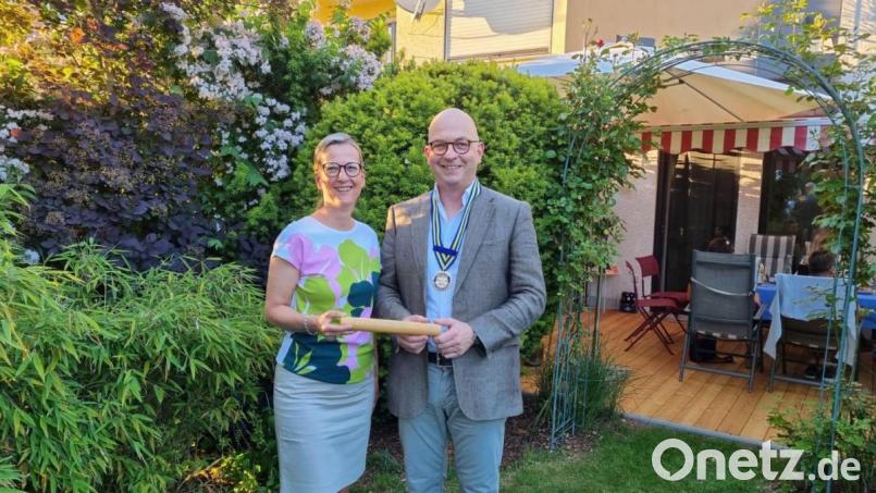Präsidentin Anja Waertel reicht beim Rotary-Club Weiden Max-Reger den Staffelstab an Christian Deglmann weiter. Er wird nun ebenfalls für ein Jahr dem Service-Club vorstehen. Bild: exb