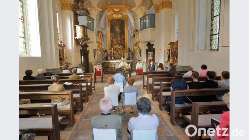 Unter Pandemie-Bedingungen vollbesetzt ist die Johanneskirche am Ebermannsdorfer Schlossberg beim ersten Gottesdienst nach Abschluss der Renovierung. Bild: wec