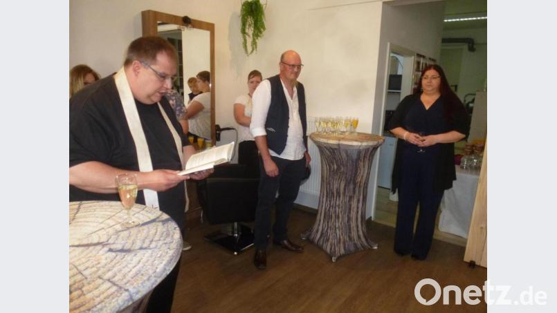 Pfarrer Markus Urban (links) erteilte den neuen Geschäftsräumen den kirchlichen Segen. Bild: mad