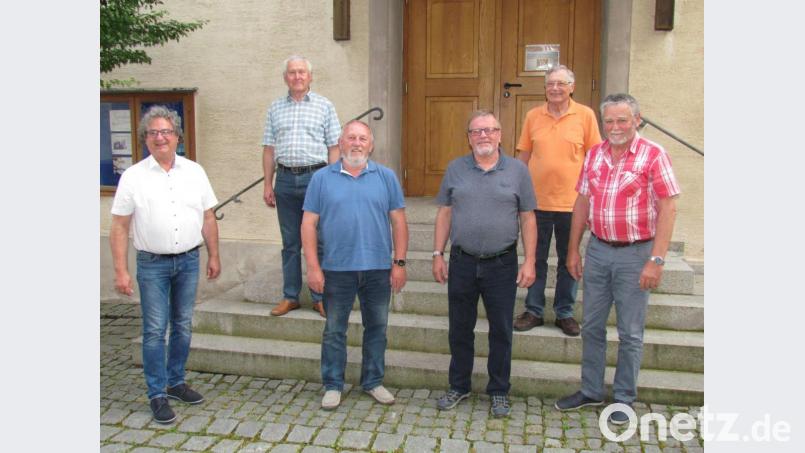 Bürgermeister Bernhard Stangl (links) mit dem Vorstand des MGV Pressath: (ab Zweiter von links) Josef Reindl (Kassenwart), Hermann Grünberger (neuer Zweiter Vorsitzender), Norbert Stock (neuer Vorsitzender), Ulrich Schranz (Schriftführer) und Heribert Ficker (Chorleiter). Bild: is