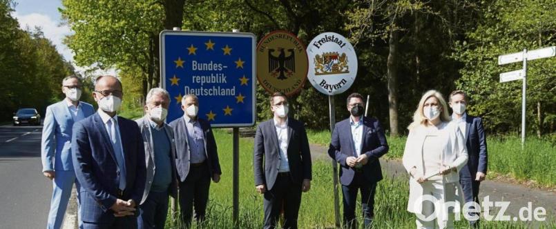 Grenzregion kämpft um EU-Fördermittel: Staatsministerin Melanie Huml am Grenzübergang Hundsbach bei Waldsassen mit (von links) Waldsassens Bürgermeister Bernd Sommer, dem stellvertretenden Landrat Alfred Scheidler, Bezirksrat Toni Dutz, Landrat Roland Grillmeier, MdEP Christian Doleschal, und den Landtagsabgeordneten Gerhard Hopp und Tobias Reiß. Bild: eg