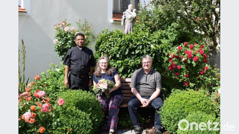 Seit 40 Jahren gestaltet Irene Polster zusammen mit den Kindern die Erstkommunionkerzen. Mit Blumen und einem Geschenk bedankten sich Pfarrer Georg Parampilthadathil und Pastoralreferent Andreas Hartung für den wertvollen Dienst in der Pfarrgemeinde. Bild: bnr