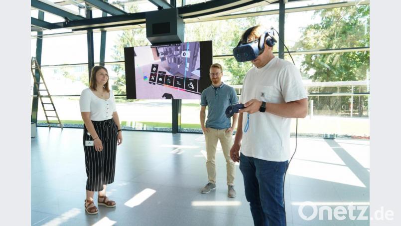 Im Virtual-Reality-Bereich des ÜBZO in Weiherammer stehen (von links) Projektleiterin Angelika Maier, Marketingleiter Sebastian Gmeiner und Projektleiter Florian Waldeck. Dort soll in den nächsten drei Jahren ein digitales 3-D-Lernspiel für Servicetechniker in der Wellpappbranche entwickelt werden. Bild: kaz