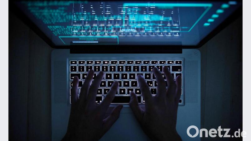 Eine Cyber-Attacke auf ein Unternehmen kann von heute auf morgen existenzgefährdend sein. Die Hacker fordern nicht selten sechs- bis siebenstellige Summen für die Freigabe der verschlüsselten Firmendaten. Symbolbild: Silas Stein / dpa