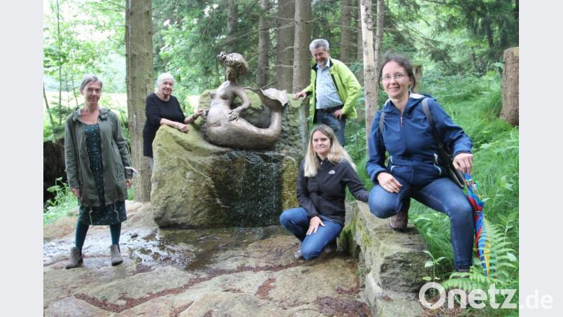 Erika Eichenseer und Johann Walbrunn (hinten) freuen sich über die Bereitschaft von Zuzana Slanař, Bianca Kreuzer und Susanne Schieder (von links), Führungen auf dem Sagen- und Märchenpfad &quot;Auf Schönwerth Spuren im Zottbachtal&quot; vorzunehmen. Bild: pi