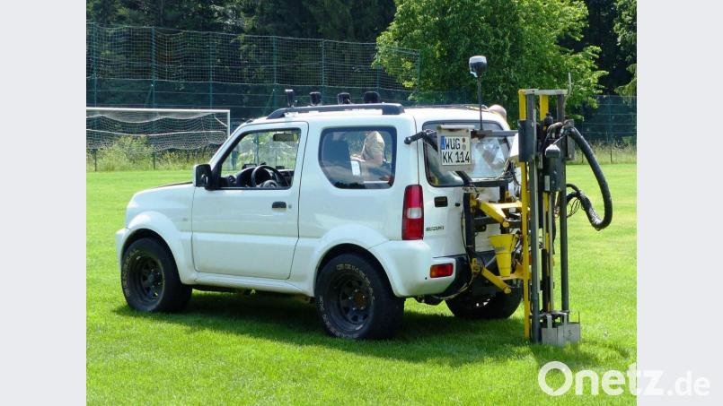 Das GPS-gesteuerte Bodenprobefahrzeug der Firma Farmact mit Bohrgerät und Auffangschale nimmt Bodenproben, um den Nährstoff und Humusgehalt des Bodens festzustellen. Bild: jp