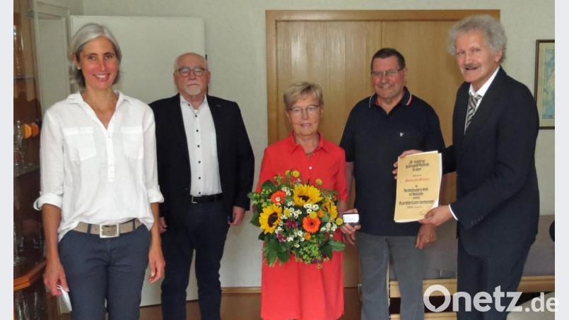 Eine TB-Delegation um Vorsitzenden Bernhard Schlicht (rechts) sowie der Ehrenpräsident des Stadtverbandes für Leibesübungen Herbert Tischler (Zweiter von rechts) gratulierten Gertraud Greiner. Bild: Dobmeier