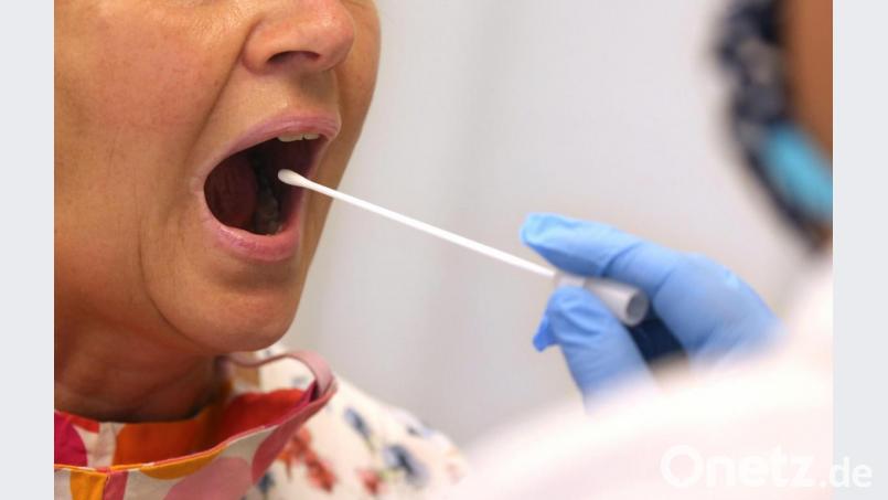 Die Coronatests haben jetzt für Einwohner des Landkreises Amberg-Sulzbach das Virus schon so lange nicht mehr nachgewiesen, dass der Landkreis am Montag für das Robert-Koch-Institut rein rechnerisch coronafrei war. Bild: Karl-Josef Hildenbrand/dpa