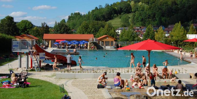 Beim Königsteiner Naturbad muss keine Zeit gebucht werden, Badegäste können jederzeit kommen und gehen. Das große Schwimmbecken und die ausgedehnte Liegewiese erlauben ausreichende Abstände in Corona-Zeiten. Bild: wku