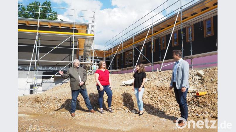 Der Rohbau steht, das Konzept auch: Otto Josef Langenhan und die künftige Kindergartenleiterin Caroline Simon sind sich mit Kämmerin Daniela Eder und Bürgermeister Rudolf Teplitzky (von links) einig, dass dabei die Natur eine Hauptrolle spielen soll. Bild: bl