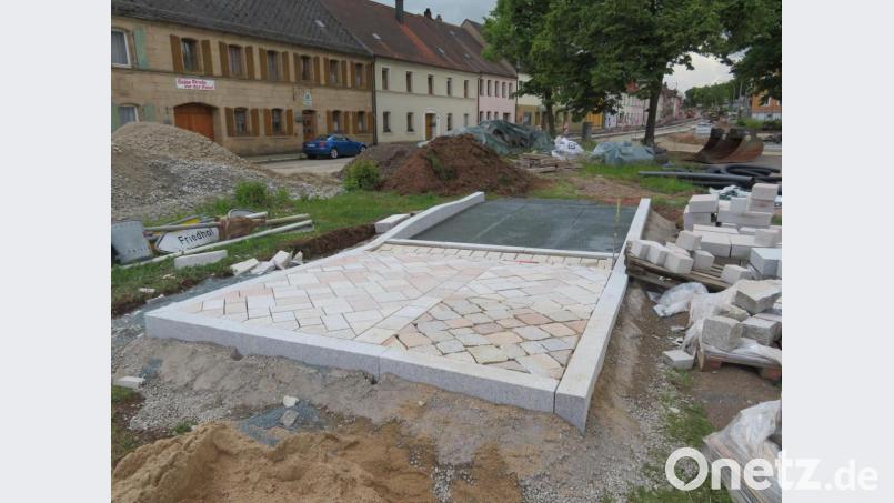 Welches Pflaster wird auf dem neuen Marktplatz verlegt? Diese Entscheidung wird in zwei bis drei Wochen bei einem Ortstermin getroffen. Dabei dürfen die Bürger mitentscheiden. Momentan werden dazu im Bereich des ehemaligen Buswartehäuschens Musterpflasterflächen ausgelegt. Bild: ow