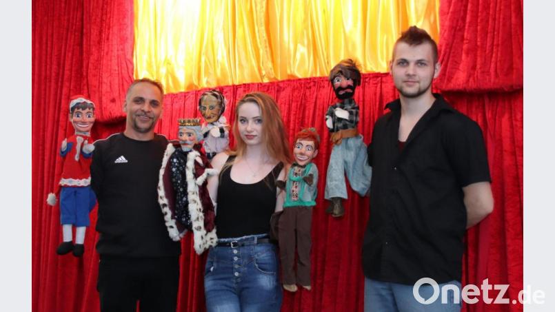 Eugen Tränkler (links) mit Nichte und Sohn: Die Vorbereitungen für die erste Vorstellung mit den &quot;Hohensteiner Handpuppen&quot; nach der Pandemie-Zwangspause laufen. Bild: Thomas Dobler