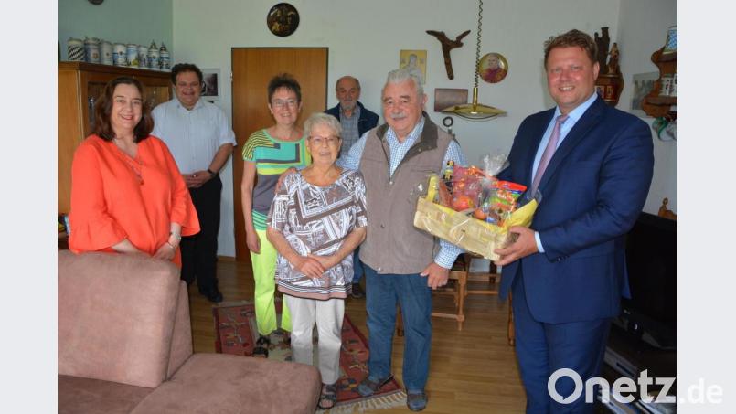Seinen 80. Geburtstag feierte jetzt Hans Stingl (Zweiter von rechts, mit Ehefrau Elisabeth. Es gratulierten unter anderem (von links) Tochter Patrizia, Kaplan Daniel Schmid, Tochter Michaela, Werner Männer vom Arbeitskreis Heimatpflege und Bürgermeister Stefan Grillmeier. Bild: jr