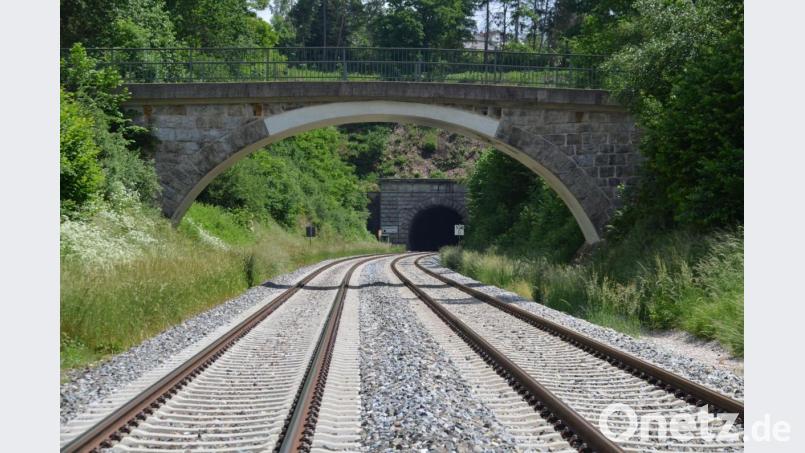 Im Gemeindegebiet von Kulmain gibt es zwei Brücken, die über die Bahntrasse führen. Im Bild die Bahnbrücke bei Oberwappenöst vor dem Armannsbergtunnel, der 840 Meter lang ist und direkt unter der Ortschaft Oberwappenöst verläuft. Neben der Bahnbrücke bei Lenau ist dies die zweite an der Bahnstrecke zwischen Immenreuth und Neusorg. Bild: ak