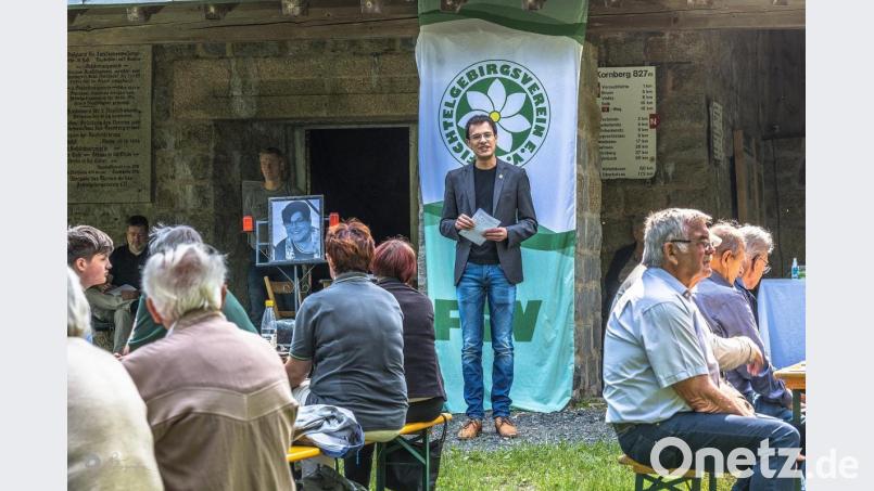 Stellvertretender Hauptvereinsvorsitzender Adrian Roßner würdigte das Wirken von Monika Saalfrank. Bild: exb