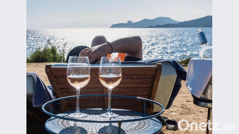 Chillen am Strand Es Codolar: Das Lifestyle-Urlaubsziel Ibiza wartet auf Gäste. Bild:  Andreas Drouve/dpa
