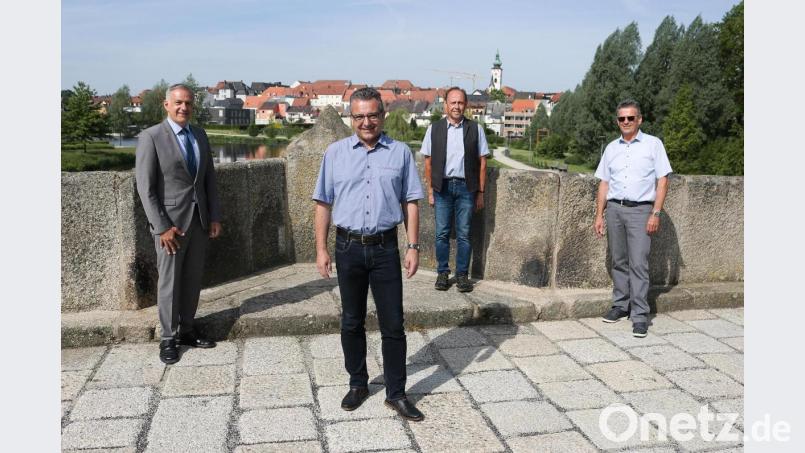 Johannes Spachtholz (Zweiter von links) wird ab September neuer Sachgebietsleiter im Bereich Verkehrswesen, Straßen- und Wegerecht. Landrat Roland Grillmeier (links), Personalrat Richard Schiedeck (Zweiter von rechts) und Personalchef Walter Brucker gratulierten. Bild: Stefan Malzer/Landratsamt Tirschenreuth/exb