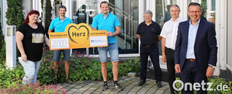 Die Vereinsvertreter (von links) mit Karin Krenkel, Reinhard Mihl, Peter Prucker und Peter Schieder sowie von der Raiffeisenbank Kundenberater Stefan Bader und Vorstandsvorsitzender Joachim Geyer. Bild: njn