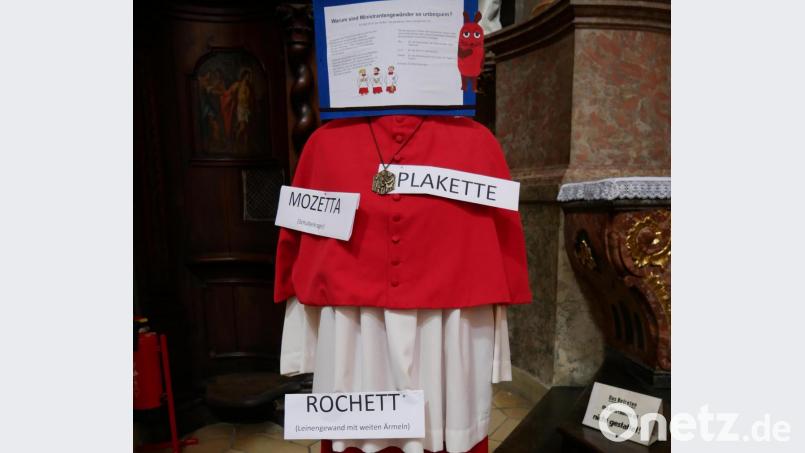 Auch eine eingekleidete Ministrantenfigur war im hinteren linken Seitenaltar aufgestellt und mit erklärenden Zetteln ausgestattet. Bild: hmr