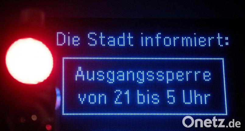Auf einem Display in Oberhausen wird auf die „Ausgangssperre“ hingewiesen. So prominente Hinweise gab's im Landkreis nicht. Sonst hätte ein 59-Jähriger wohl keinen Ärger mit der Polizei bekommen. Bild: Fabian Strauch/dpa