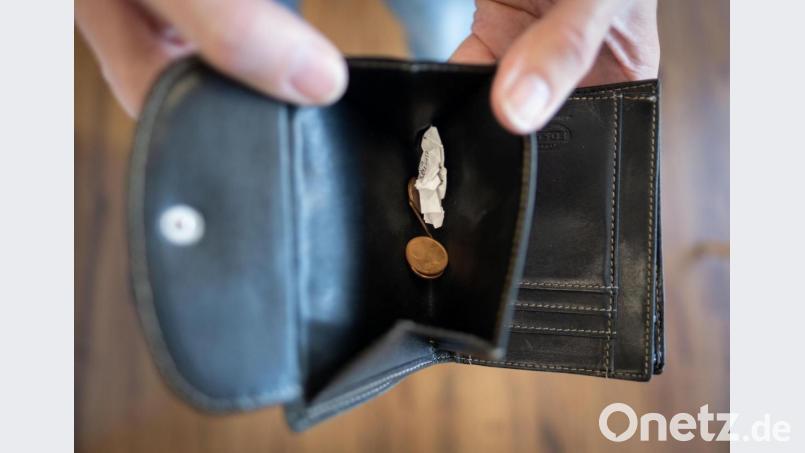 Nur noch ein paar Cents in der Geldbörse, aber Tausende Euro Schulden - Privatpleiten sind gar nicht so selten. Archivbild: Peter Steffen/dpa