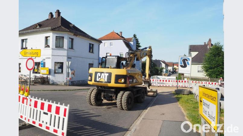 In der Pfreimder Bahnhofstraße sind die Bagger angerückt, auf der Wiese nebenan stapeln sich Kanalrohre. Bei der Sanierung hat der erste Bauabschnitt begonnen. Bild: bl
