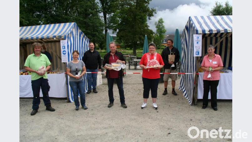 Startschuss für den Regionalmarkt am Stadtpark: Von links Kajetan Merkl (Bioladl Haselbrunn), Doris Burger (Naturwerkstatt Steinwald Masch), Zweiter Bürgermeister Mario Rabenbauer, Anton Spörer (Fischspezialitäten aus Waldershof), Gabriela Rupprecht (Fruchtaufstriche aus Waldershof), Umweltreferent Stefan Müller sowie Eva-Maria Dannhorn mit Honigprodukten aus Marktredwitz. Bild: fpoz