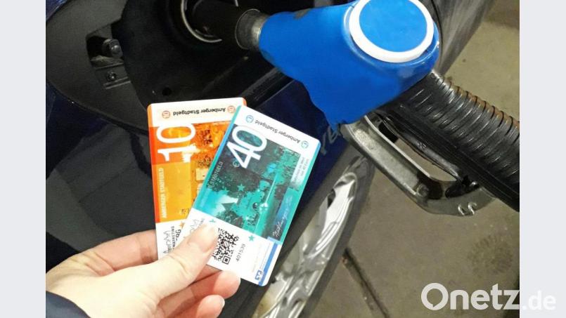 Mit dem &quot;Amberger Stadtgeld&quot; – Karten für 10 oder 40 Euro - können die Bürger sogar tanken. Bereits seit 2014 betreibt das Stadtmarketing erfolgreich das Gutscheinsystem. Archivbild: upl