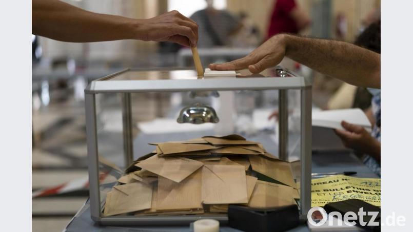 Eine Wählerin gibt ihre Stimme während der Regionalwahlen in Frankreich ab. Die Beteiligung war niedrig, auch in Schwandorfs Partnerstadt Libourne und bei den Nabburger Partnern in Castillon-la-Bataille. Bild: Daniel Cole/dpa