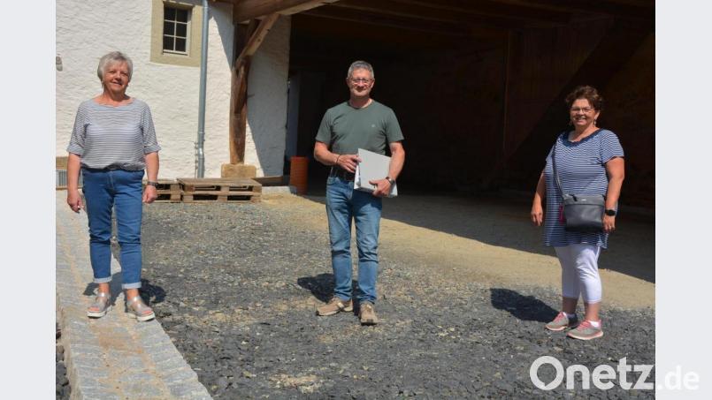 Bei ihnen laufen die Fäden für die Vorbereitung der Primiz von Bastian Neumann zusammen: Unser Bild zeigt Hauptorganisator Uwe Rosner mit Elisabeth Kien (links) und Christa Wölfl (rechts) bei einer Vorbesprechung im Innenhof des Schafferhofs. Bild: jr