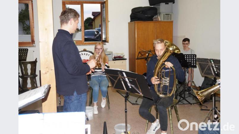 Drei Nachwuchsmusiker spielen bereits im Stammorchester der Blaskapelle mit. Nachdem die Proben wieder aufgenommen werden konnten, hofft musikalischer Leiter Jürgen Lößl (links) auf zahlreiche neue Nachwuchskräfte. Bild: wel