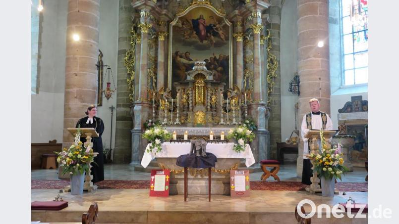 Pfarrer Thomas Kraus (rechts) und Pfarrerin Kathrin Spieß zelebrierten den ökumenischen Gottesdienst. Sie forderten die Gottesdienstbesucher auf, ein ganz persönliches Glaubensbekenntnis zu verfassen („Ich glaube“). Bild: jzk